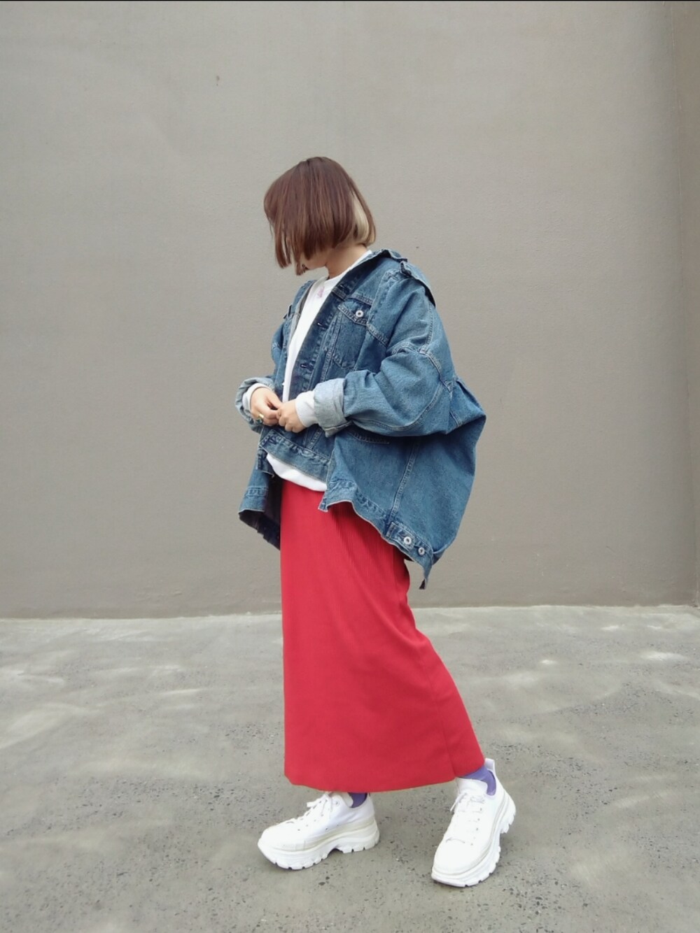 「ootd、春のおしゃ見えテクニック、球鞋、CIAOPANIC TYPY、niko and ...、LOWRYS FARM、converse、低身長、ビッグシルエット、赤、デニム、デニムジャケット」｜「LOWRYS FARMのカットリブタイトスカート　103920（スカート、レッド系）」を使った、みあめさん（レディース・154cm）の春コーディネートの1枚目の写真