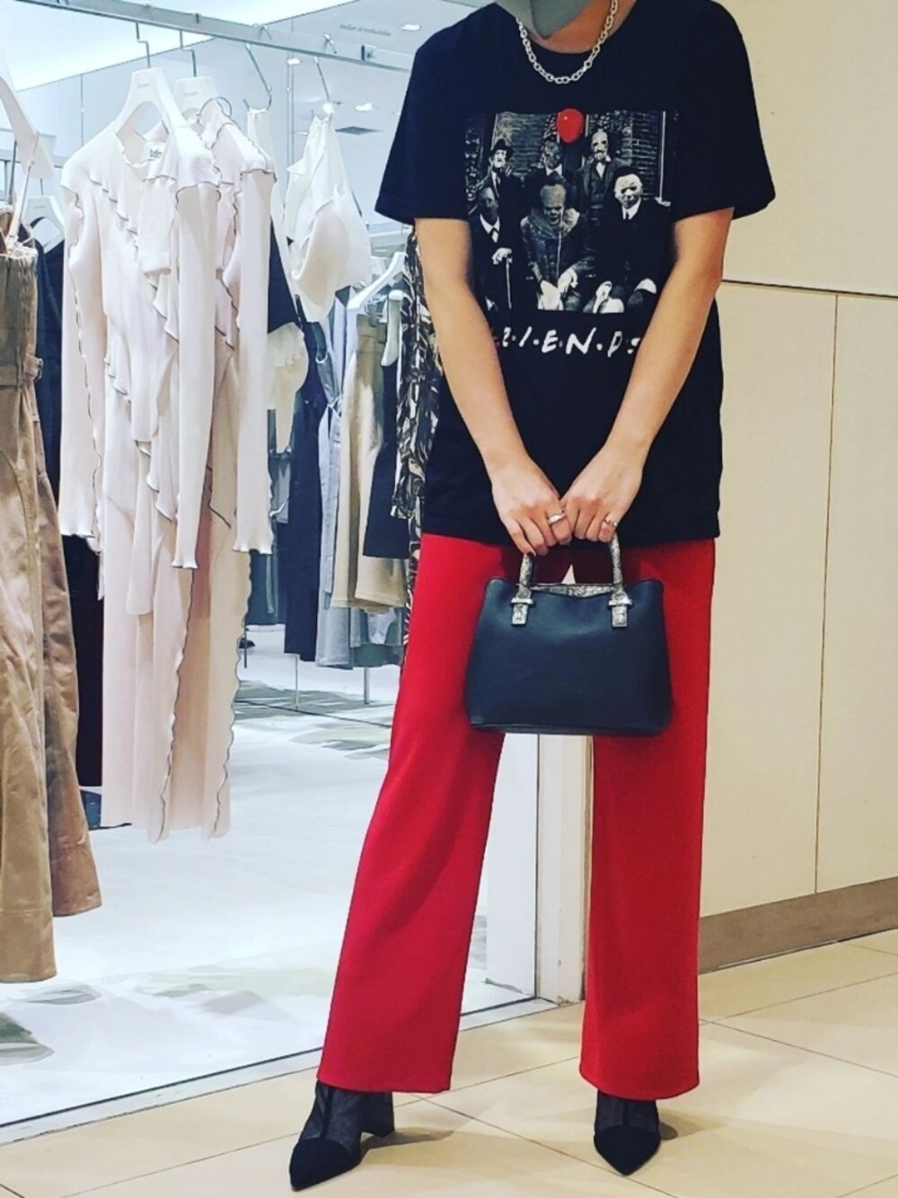 「おしゃれさんと繋がりたい、パンツスタイル、大人ガーリー、ビッグシルエット、カラーパンツ、ブラック、シンプル、カジュアル、ZARA、STUDIOUS、古着、古着MIX、BLACKBYMOUSSY、プリントT」｜「ZARAのアイテム（その他シューズ、ブラック系）」を使った、MaaaaaaKoさん（レディース・168cm）の秋コーディネートの1枚目の写真
