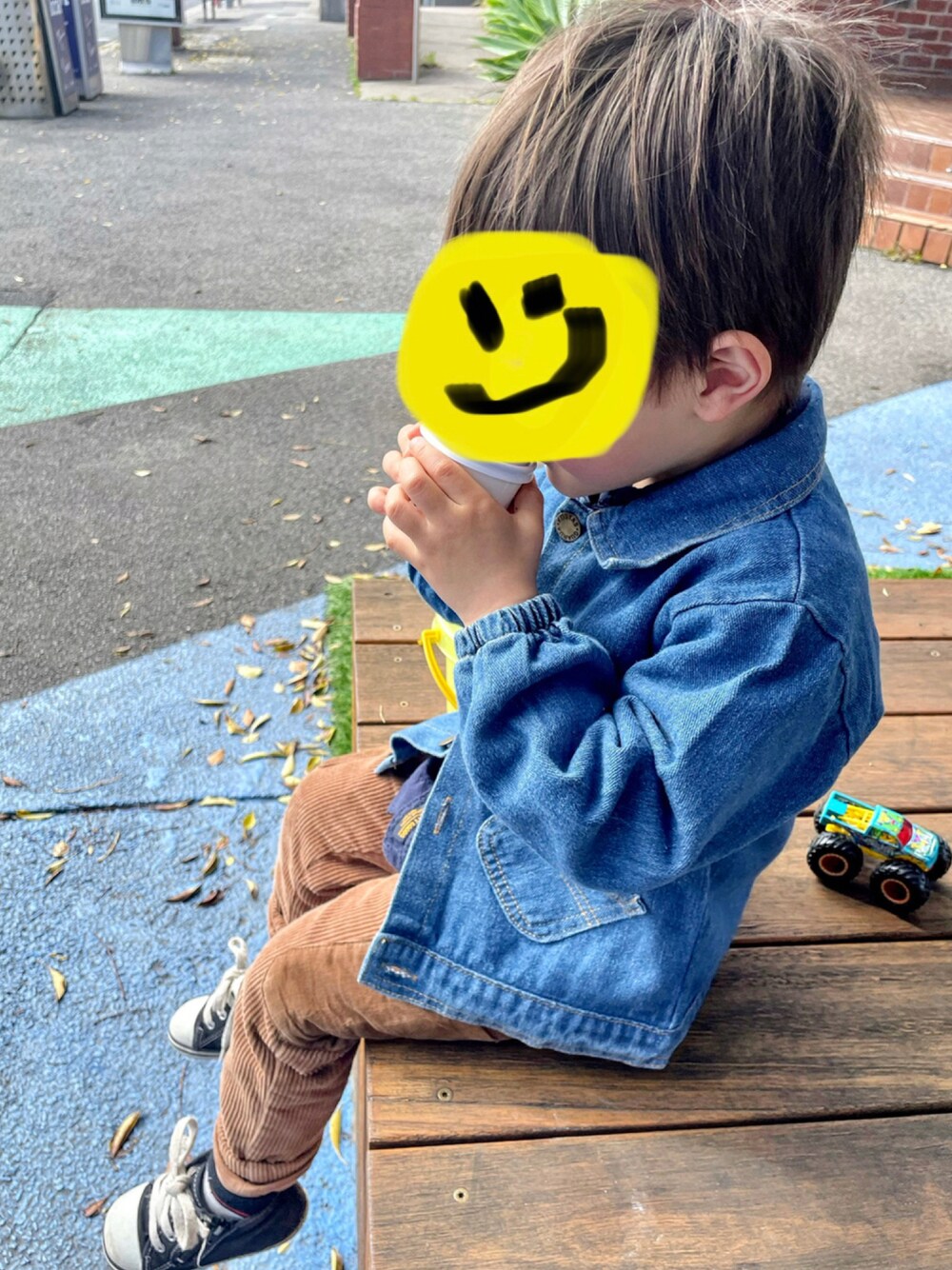 「boy、toddler fashion、男の子コーデ」｜「Kmartのアイテム（スラックス、ベージュ系）」を使った、Isaachiさん（キッズ・104cm）の秋コーディネートの1枚目の写真