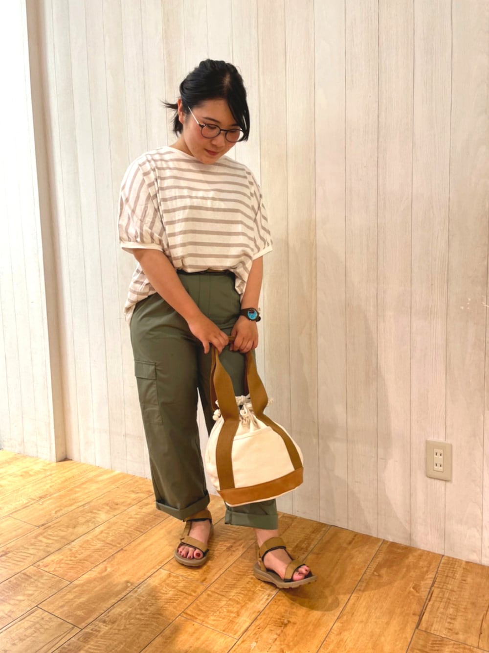 「オトナカジュアル、シンプル、パンツスタイル、Tシャツ、ボーダー、スポーツサンダル、トートバッグ、低身長、シューラルー、ドレスキップ」｜「SHOO・LA・RUEのキャンバス巾着トート（トートバッグ、ブラウン系）」を使った、あかりんさん（レディース・151cm）の夏コーディネートの1枚目の写真