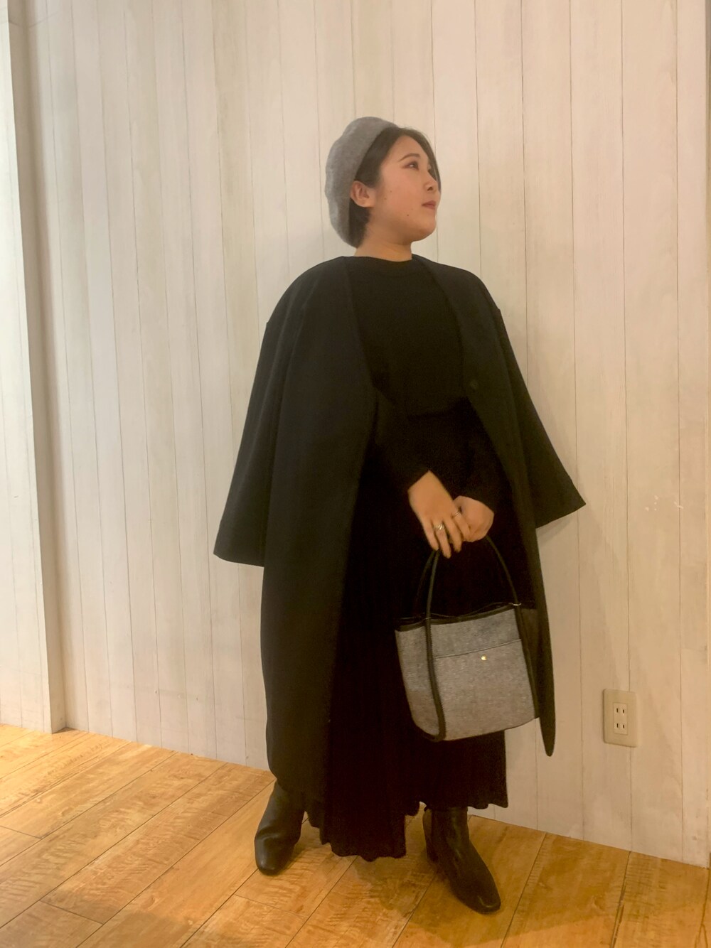「ブラックコーデ、シンプルコーデ、ベレー帽、コート、ニット、ニットスカート、ブラック、大人女子、ショートヘア、低身長、ドレスキップ、シューラルー、ブーツ」｜「DRESKIPのもちもち求心編みニット【藤本美貴さん着用商品】（ニット/セーター、ブラック系）」を使った、あかりんさん（レディース・151cm）の秋コーディネートの1枚目の写真
