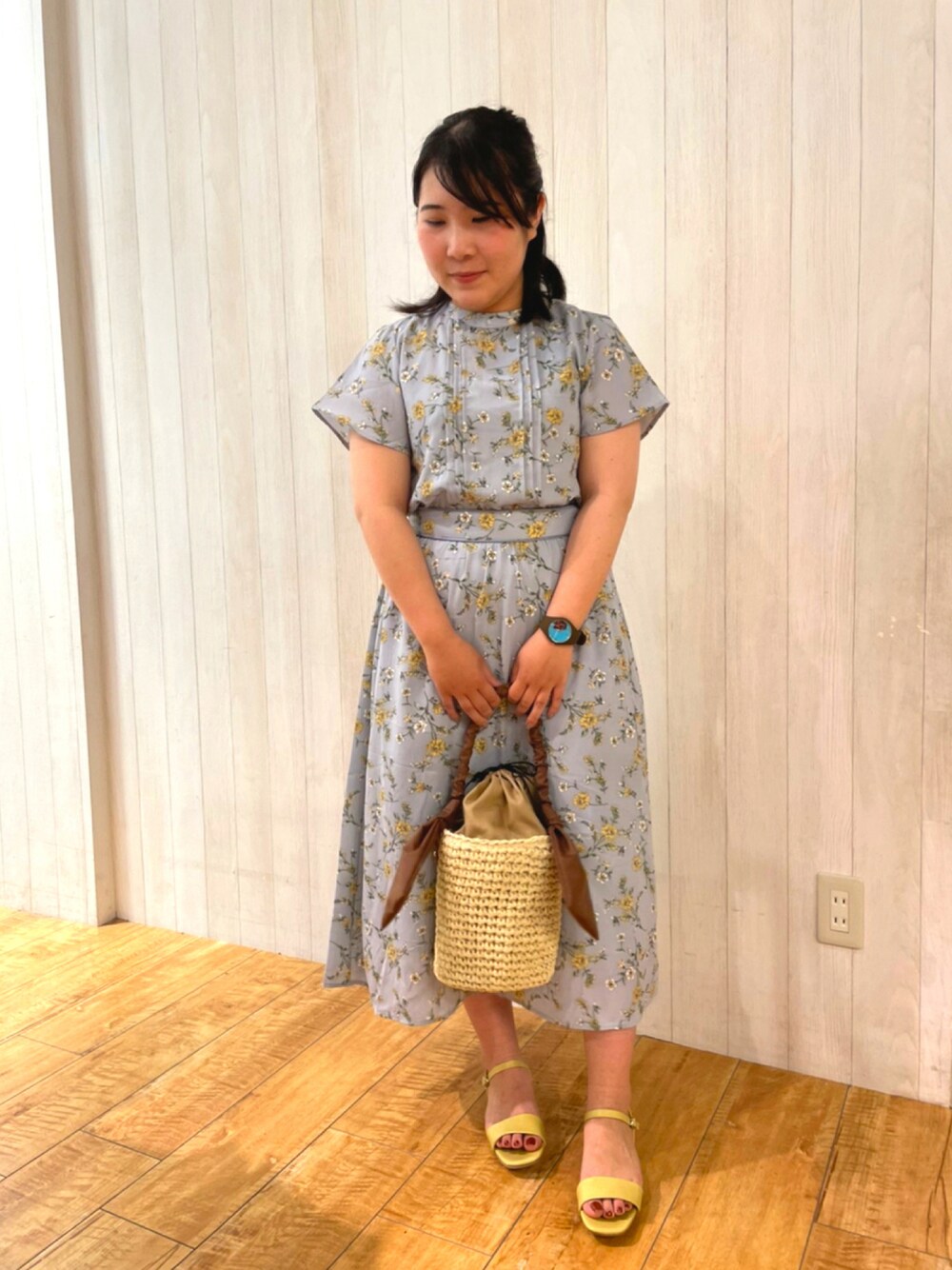 「夏、サンダル、キレイめ、ワンピース、花柄、淡色コーデ、低身長、シューラルー、ドレスキップ」｜「DRESKIPの雑材バケツトート（トートバッグ、ブラウン系）」を使った、あかりんさん（レディース・151cm）の夏コーディネートの1枚目の写真