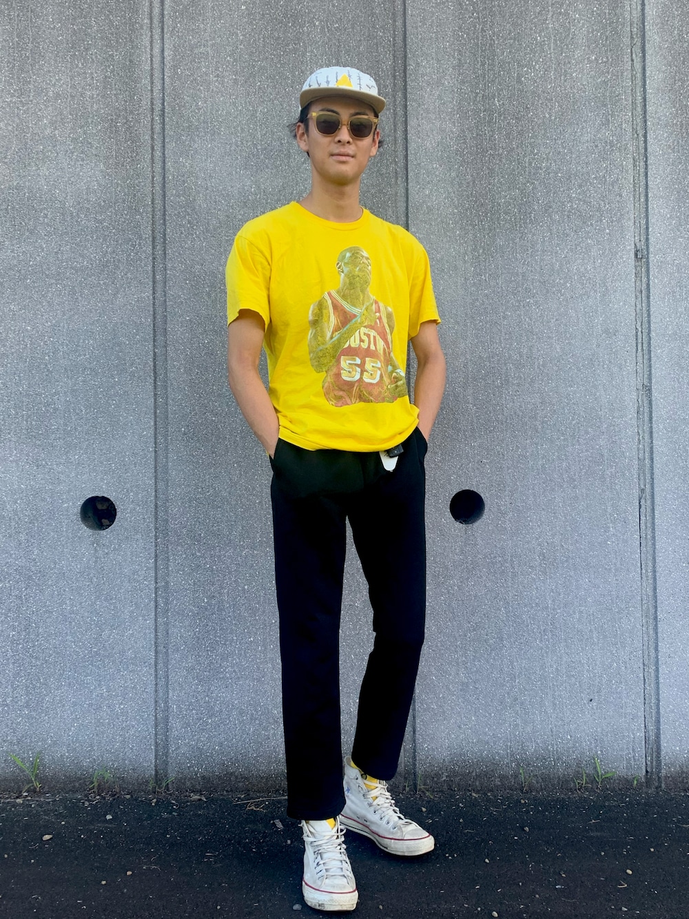 「イエローコーデ、ロゴT、コンバース、HUF、チャンピオン、サングラス、キャップ、スタンスソックス、夏コーデ、summer」｜「Championのアイテム（スウェットパンツ、ブラック系）」を使った、Ryuさん（メンズ・175cm）の夏コーディネートの1枚目の写真