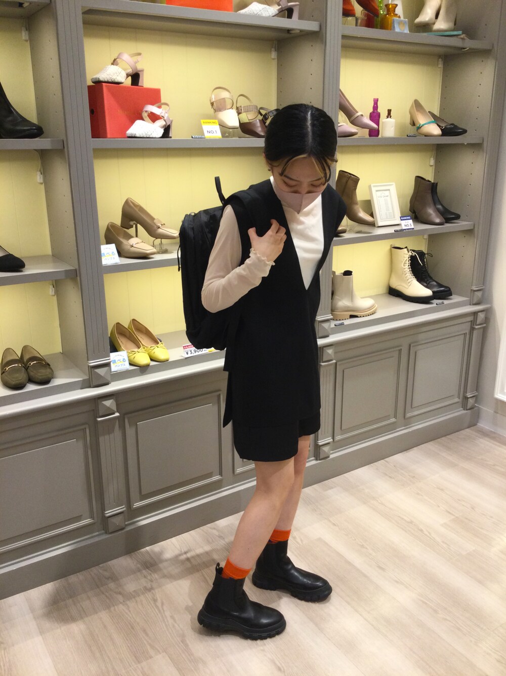 ブラック系のブーツを着用したレディースの秋コーディネートの1枚目の写真