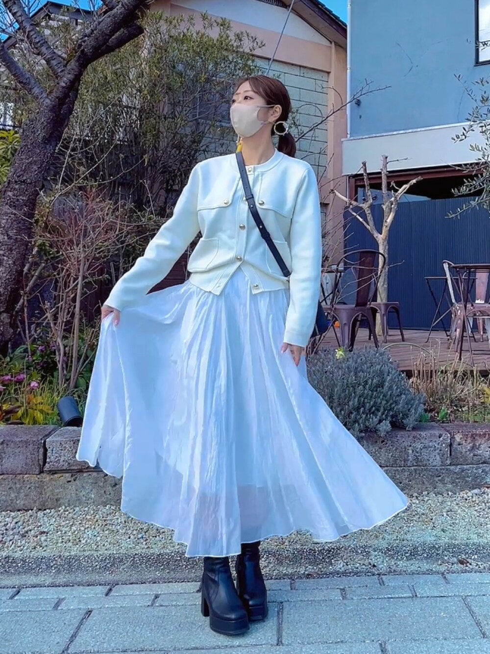 「春コーデ、フレアスカート、30代コーデ、ホワイト、ZARA、カーディガン」｜「ZARAのアイテム（カーディガン/ボレロ、ブルー系）」を使った、mi_toさん（レディース・167cm）の春コーディネートの1枚目の写真