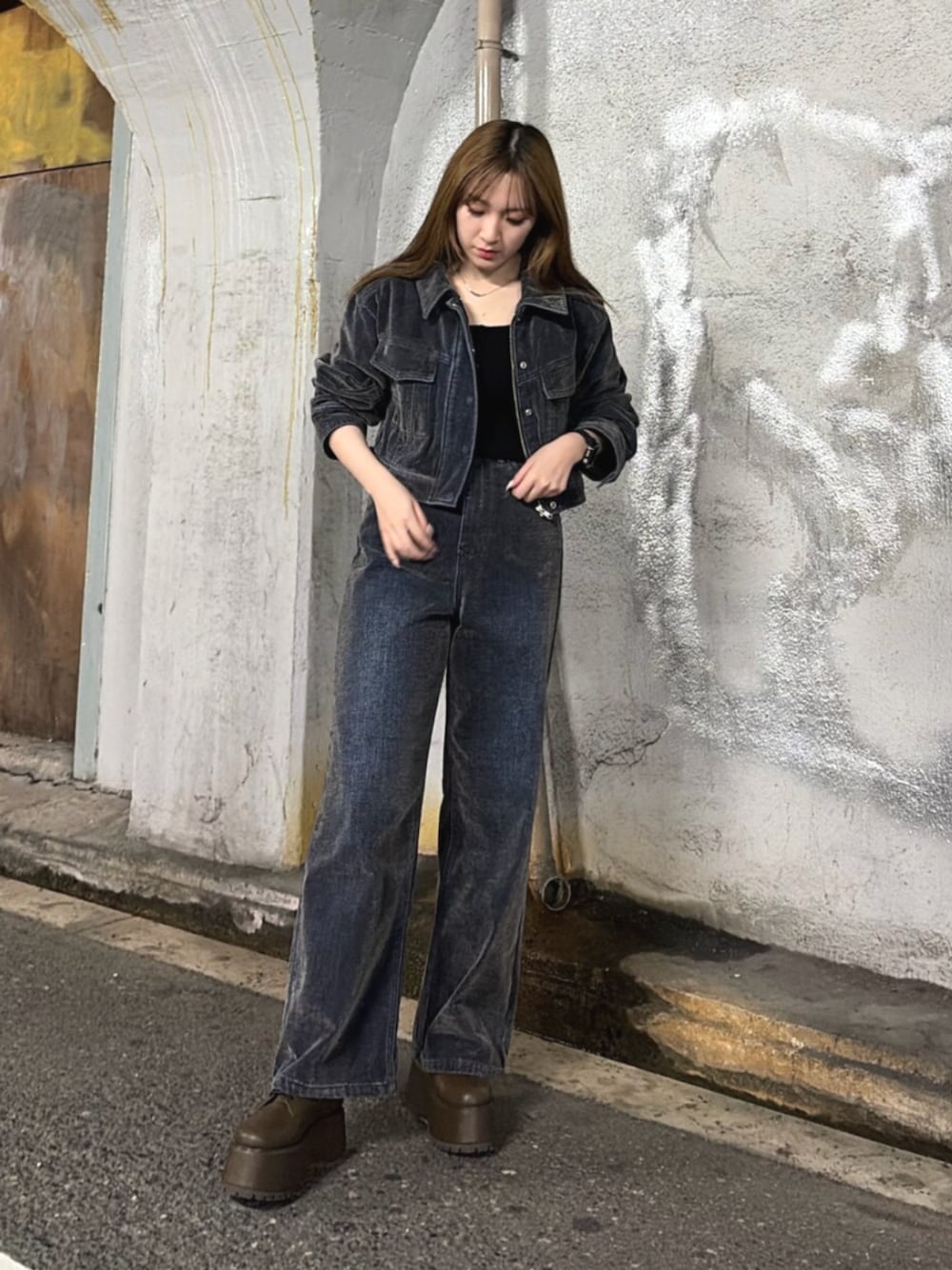 ブルー系のデニムパンツ、ブルー系のデニムジャケットを着用したレディースの秋コーディネートの1枚目の写真