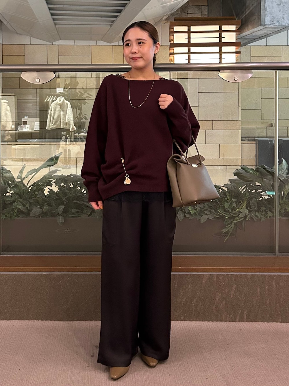 ブラウン系のカーゴパンツ、ブラウン系のシャツ/ブラウス、レッド系のニット/セーターを着用したレディースの秋コーディネートの1枚目の写真