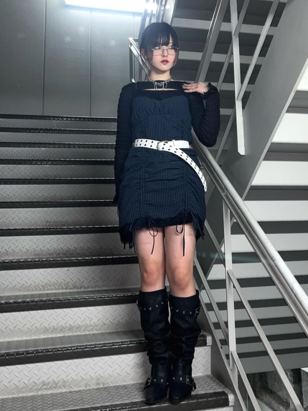 ブラック系のTシャツ/カットソー、ブルー系のワンピース、ブラック系のブーツを着用したレディースの春コーディネートの1枚目の写真