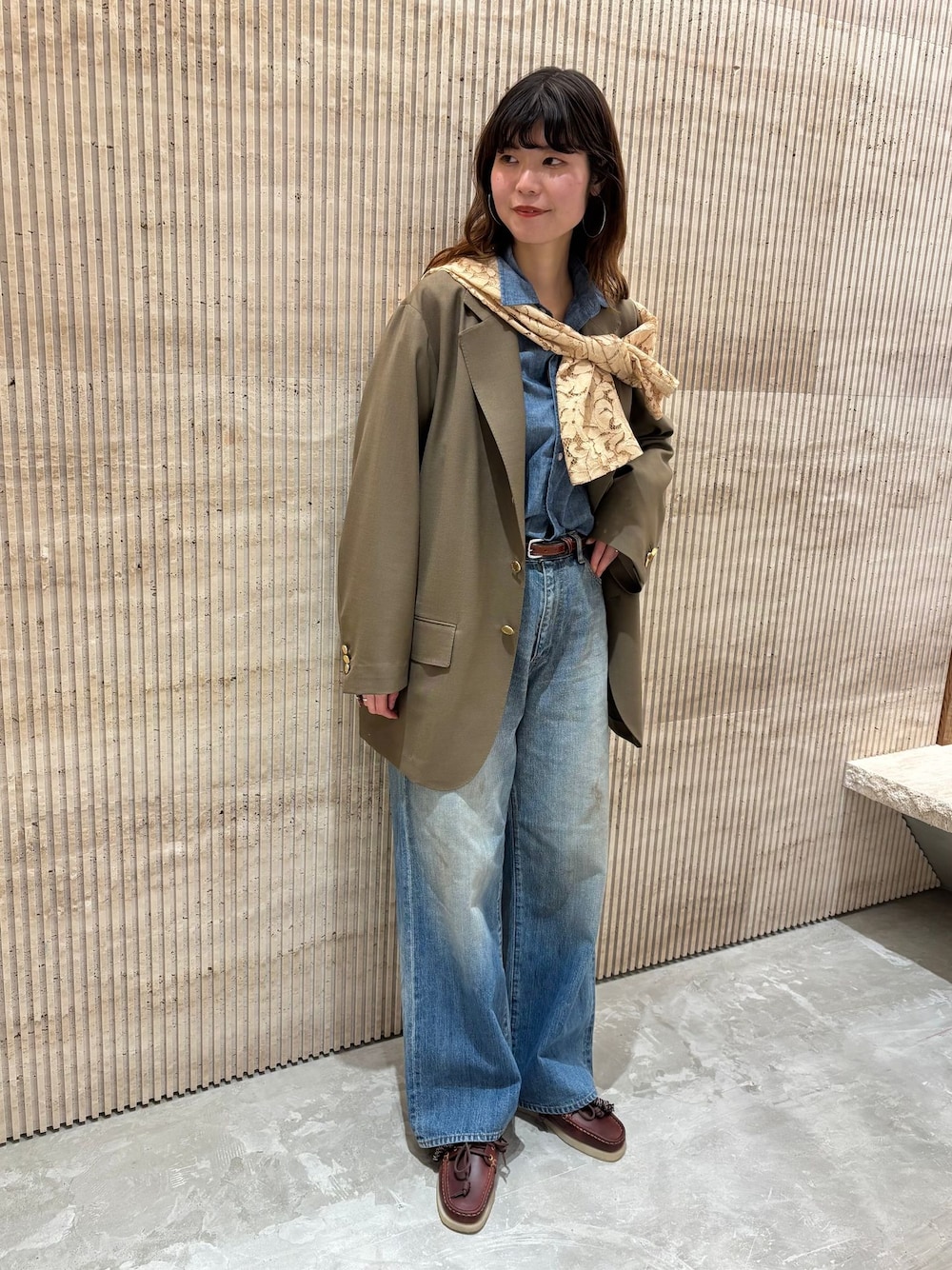 ブラウン系のその他アウター、ブルー系のデニムパンツ、ベージュ系のシャツ/ブラウスを着用したレディースの冬コーディネートの1枚目の写真