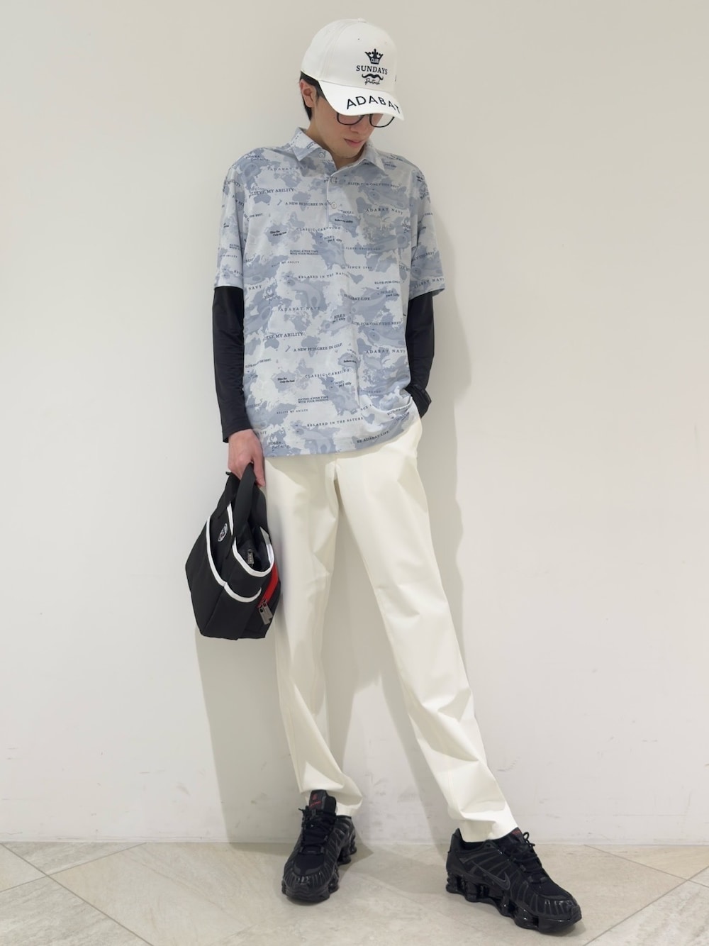 グレー系のポロシャツ、ブラック系のTシャツ/カットソー、ホワイト系のその他パンツを着用したメンズの夏コーディネートの1枚目の写真