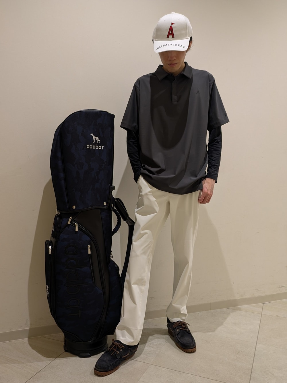 グレー系のポロシャツ、ホワイト系のその他パンツ、ブラック系のTシャツ/カットソーを着用したメンズの夏コーディネートの1枚目の写真