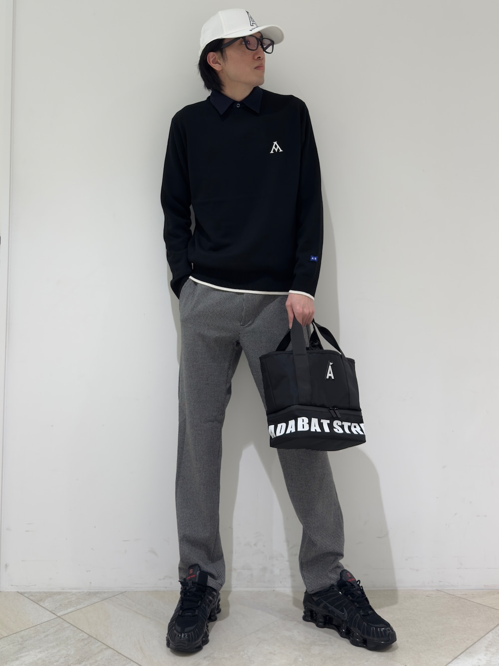 ブラック系のニット/セーター、ブルー系のポロシャツ、グレー系のその他パンツを着用したメンズの秋コーディネートの1枚目の写真