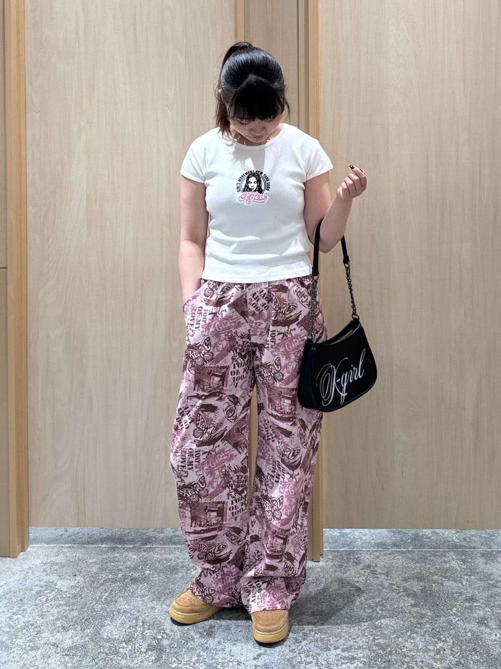 ピンク系のその他パンツ、ブラック系のショルダーバッグ、ホワイト系のTシャツ/カットソーを着用したレディースの夏コーディネートの1枚目の写真