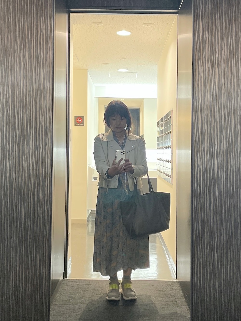 「amerivintage、AMERI、セリーヌ、CELINE、ZARA、UGG、通勤コーデ」｜「CELINEのアイテム（バッグ、グレー系）」を使った、aina・makanaさん（レディース・152cm）の秋コーディネートの1枚目の写真