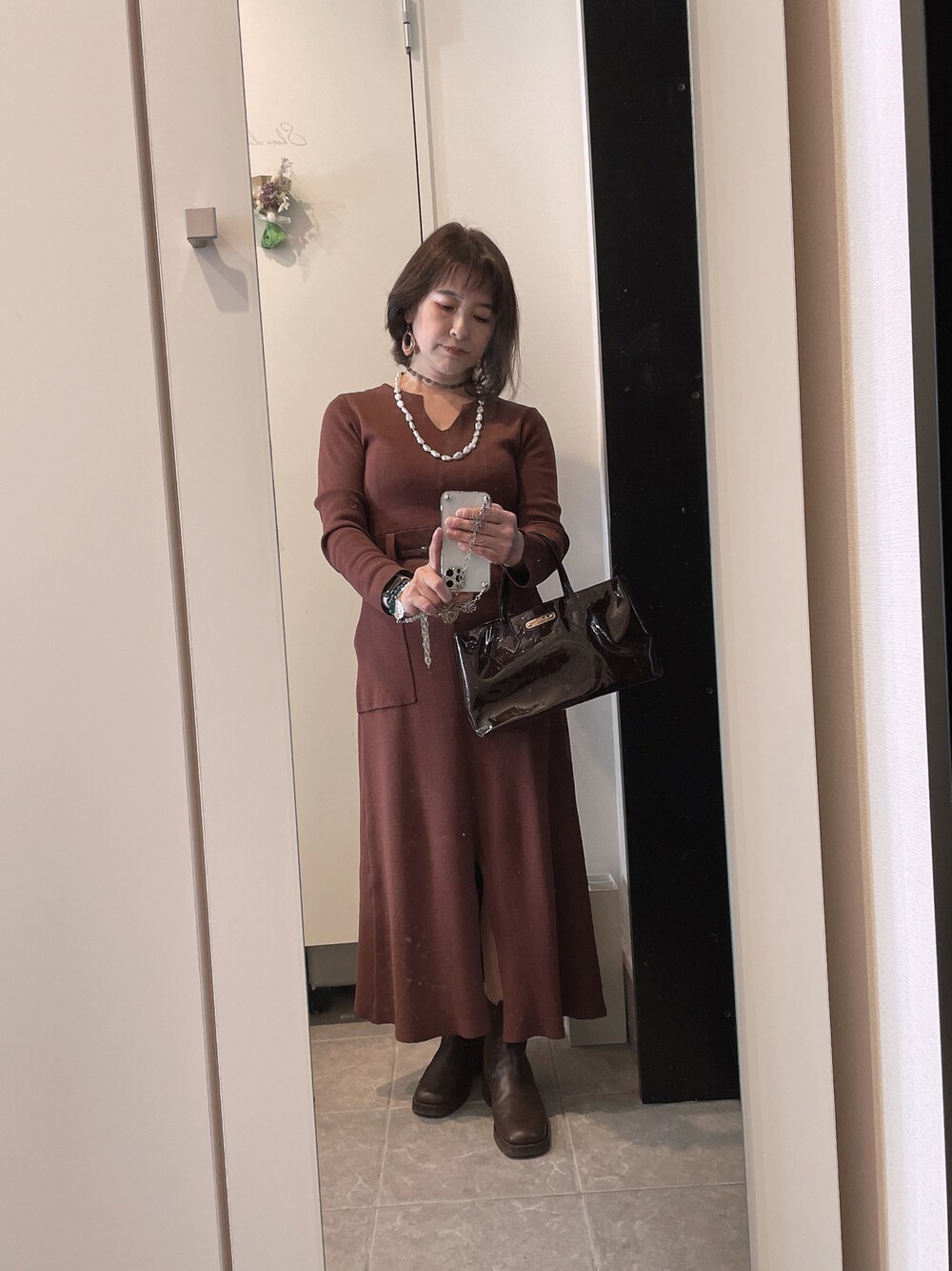 「ニットワンピース、AMERI、LouisVuitton、aina・makana、MARGARET HOWEEL、ブーツ」｜「LOUIS VUITTONのアイテム（ハンドバッグ、レッド系）」を使った、aina・makanaさん（レディース・152cm）の冬コーディネートの1枚目の写真