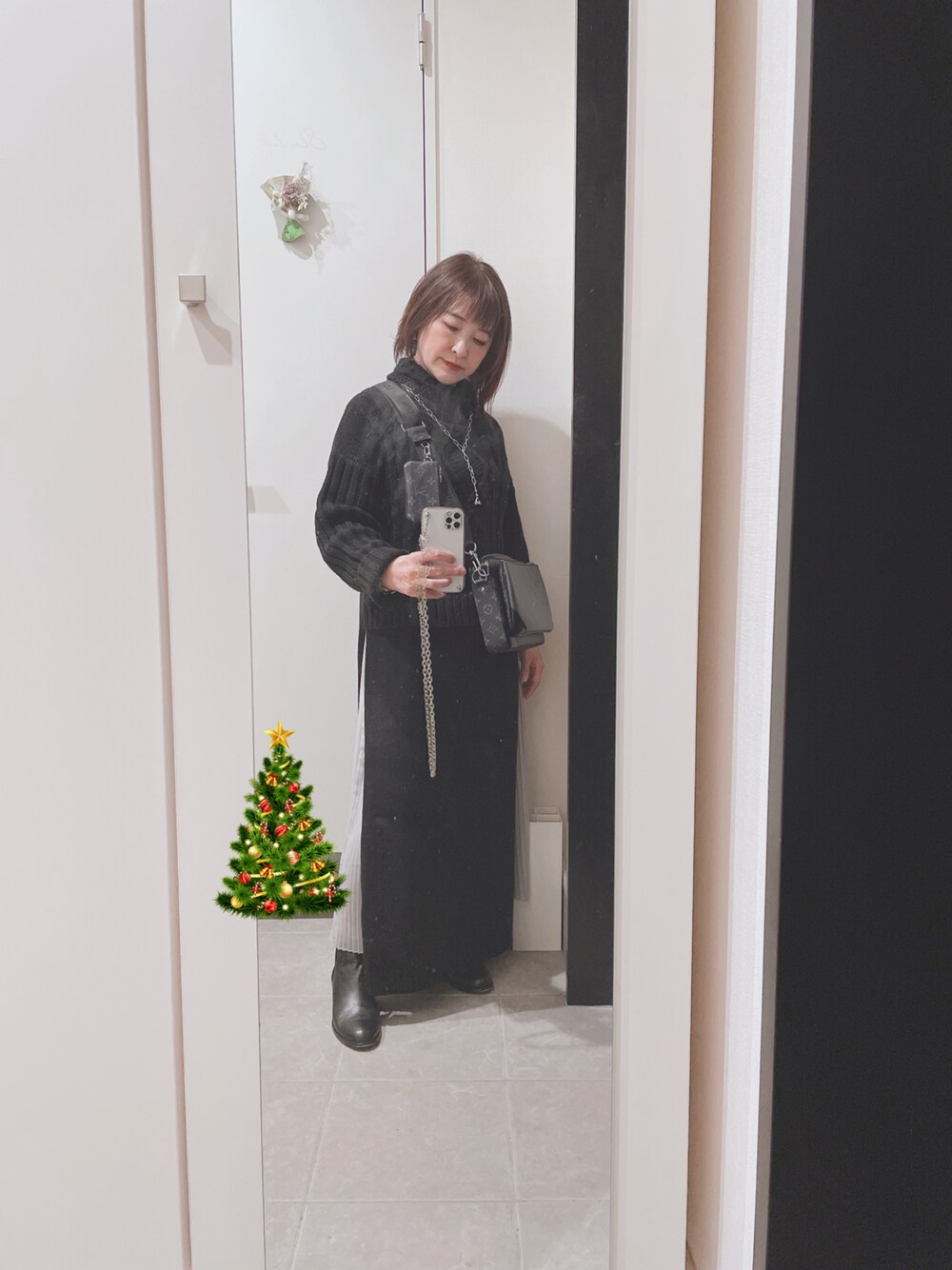 「Ameri VINTAGE(Ameri VINTAGE)、MARGARET HOWEEL、LouisVuitton、ルイヴィトン、マルチバッグ、万能バッグ、aina・makana、アクセサリー、ネックレス、LOUIS VUITTONバッグ、トリオ・メッセンジャー、ブーツ、ドッキングワンピ、クリスマスに着たい服」｜「LOUIS VUITTONのアイテム（ショルダーバッグ、ブラック系）」を使った、aina・makanaさん（レディース・152cm）の冬コーディネートの1枚目の写真