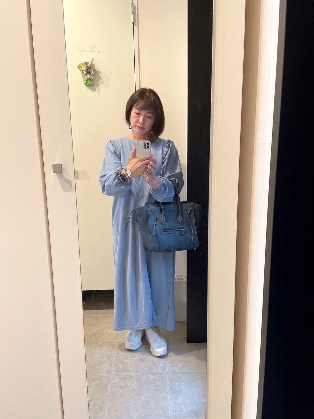 「セリーヌ、今日のコーデ、UGG」｜「CELINEのアイテム（ハンドバッグ、ブルー系）」を使った、aina・makanaさん（レディース・152cm）の秋コーディネートの1枚目の写真