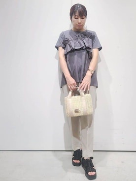 「OPAQUE.CLIP（オペークドットクリップ）のフリルドッキングペプラムトップス【接触冷感/洗濯機洗い可】（Tシャツ/カットソー、グレー系）」を使った、hmさん（レディース・160cm）の夏コーディネート