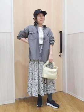 「SHOO・LA・RUE（シューラルー）の【洗える/S-LL】大人のこなれコーデに やわらかデニムシャツ（シャツ/ブラウス、グレー系）」を使った、たぐちゃんさん（レディース・153cm）の春コーディネート