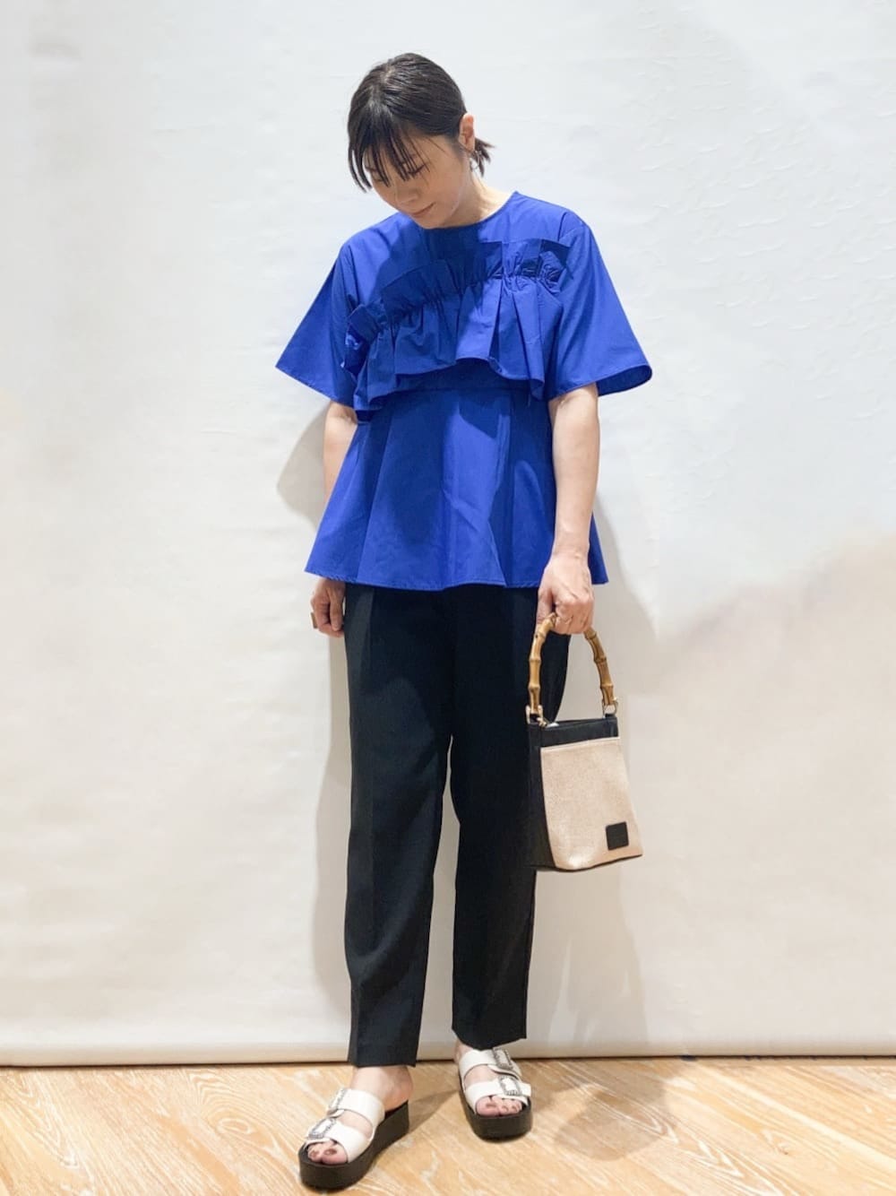 ブルー系のシャツ/ブラウス、ブラック系のその他パンツ、ブラック系のショルダーバッグを着用したレディースの春コーディネートの1枚目の写真