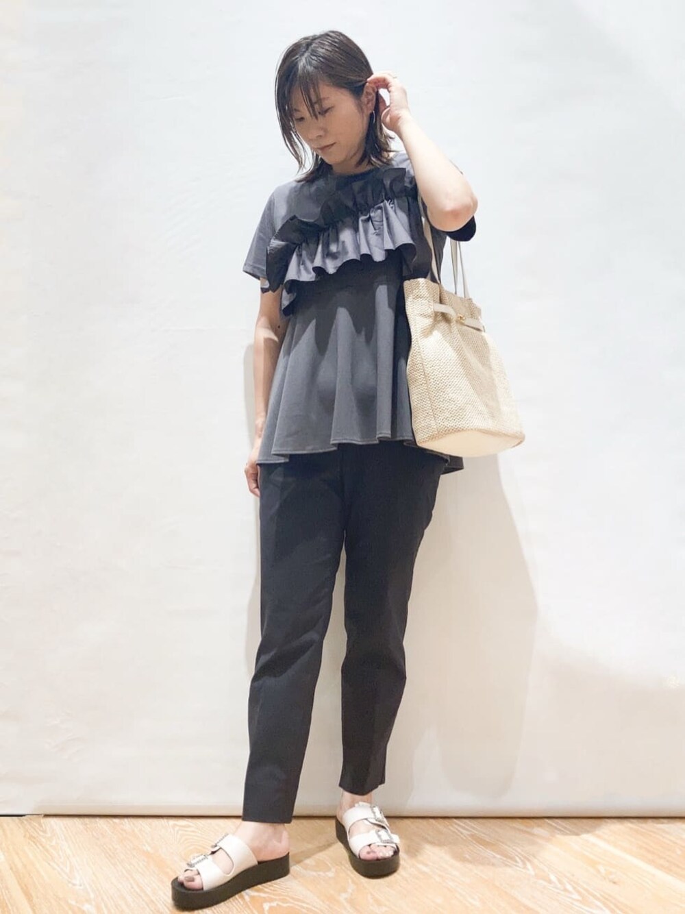 グレー系のTシャツ/カットソー、ブラック系のその他パンツ、ホワイト系のトートバッグを着用したレディースの夏コーディネートの1枚目の写真