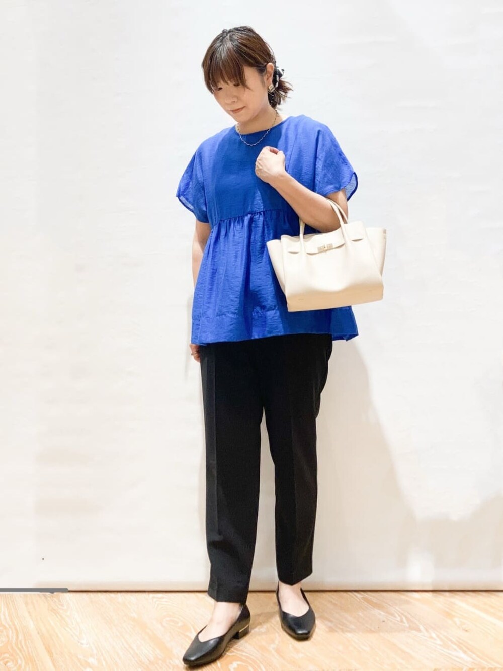 ブルー系のシャツ/ブラウス、ブラック系のその他パンツ、ホワイト系のショルダーバッグを着用したレディースの夏コーディネートの1枚目の写真