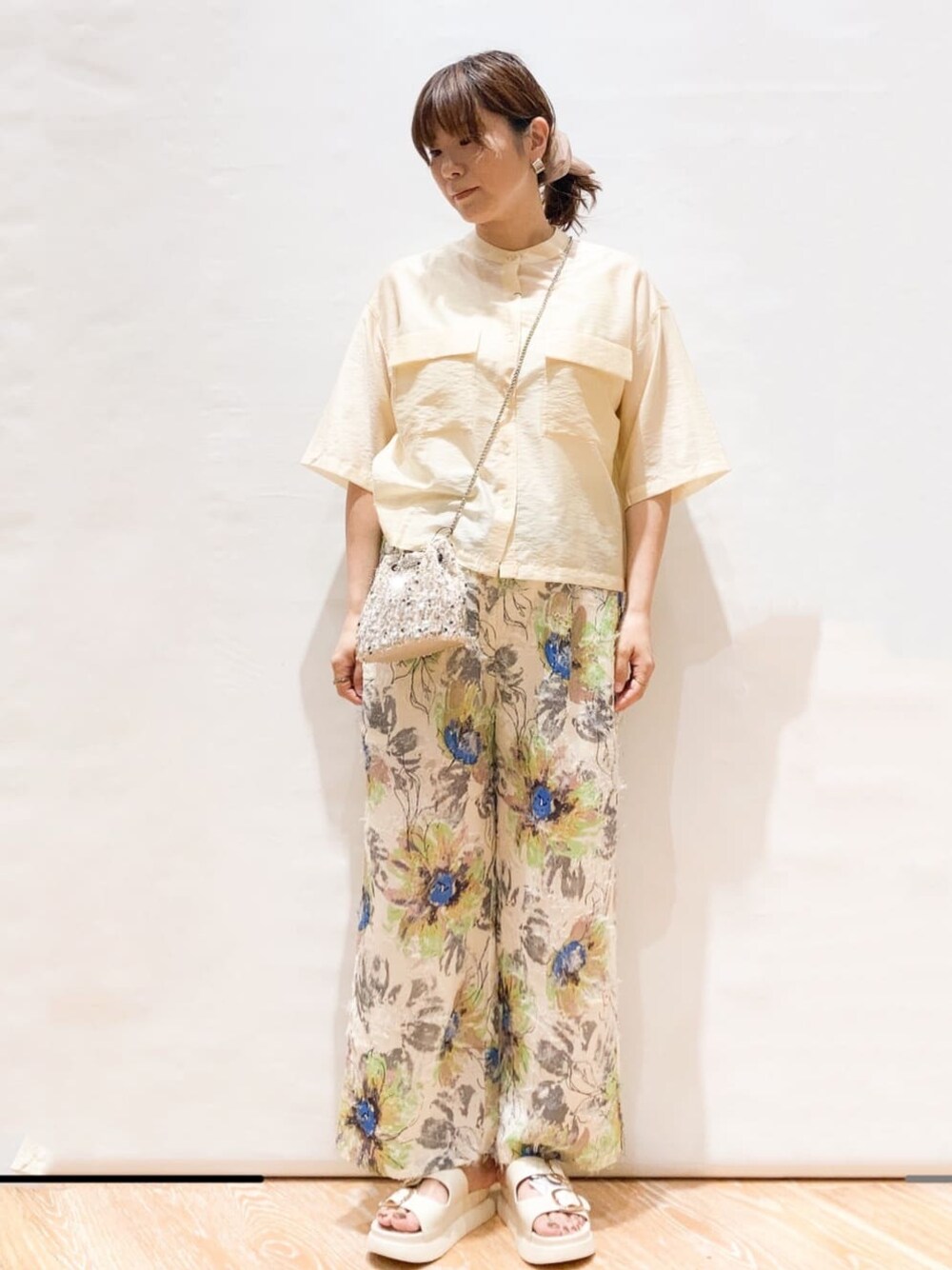 ホワイト系のシャツ/ブラウス、ベージュ系のその他パンツ、ホワイト系のショルダーバッグを着用したレディースの夏コーディネートの1枚目の写真