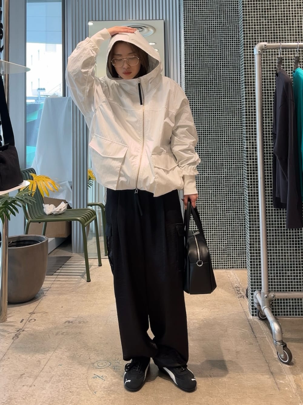 ホワイト系のMA-1、ブラック系のカーゴパンツ、ブラック系のショルダーバッグを着用したレディースの春コーディネートの1枚目の写真