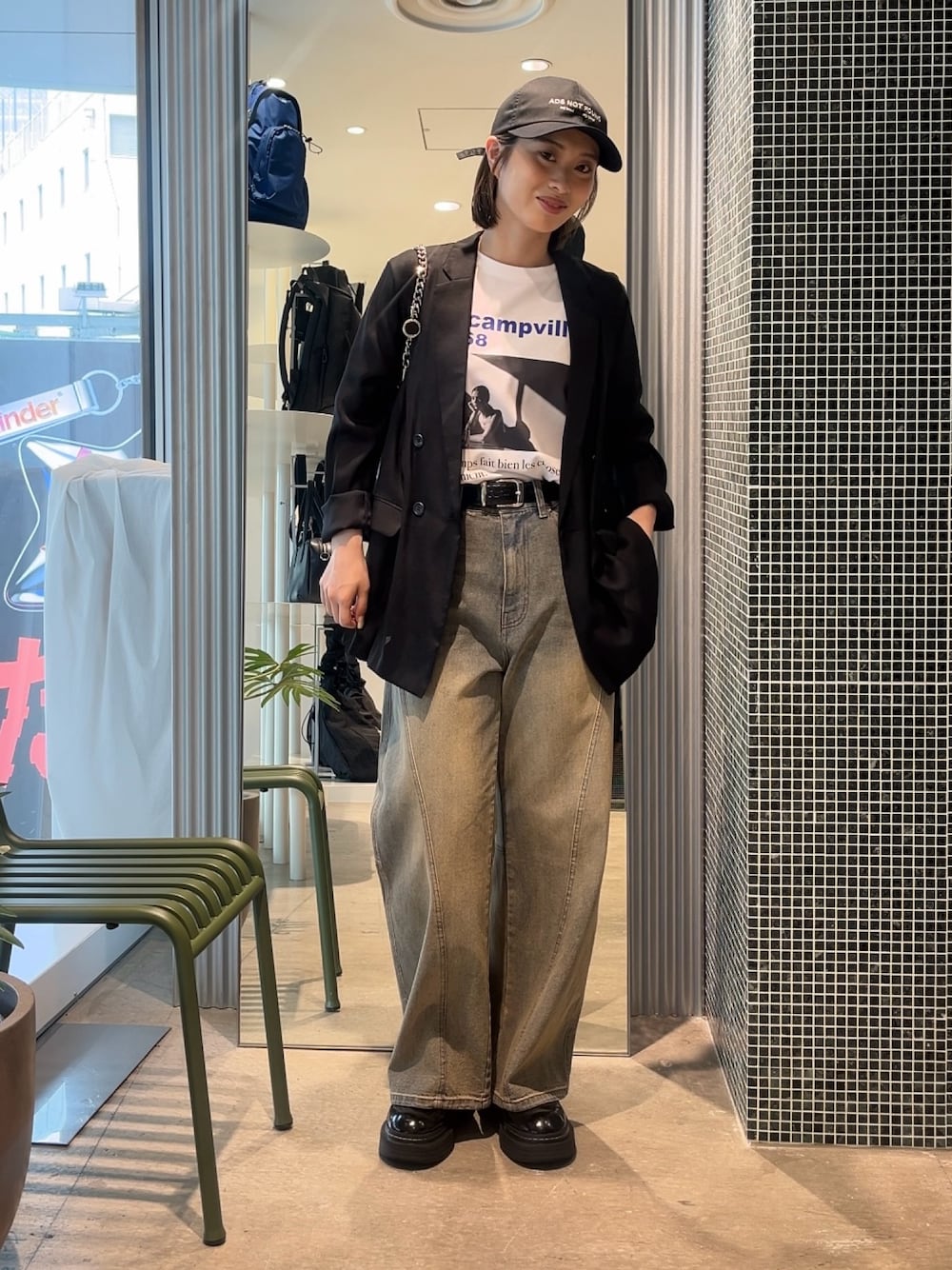 ブルー系のデニムパンツ、ブラック系のテーラードジャケット、ホワイト系のTシャツ/カットソーを着用したレディースの春コーディネートの1枚目の写真