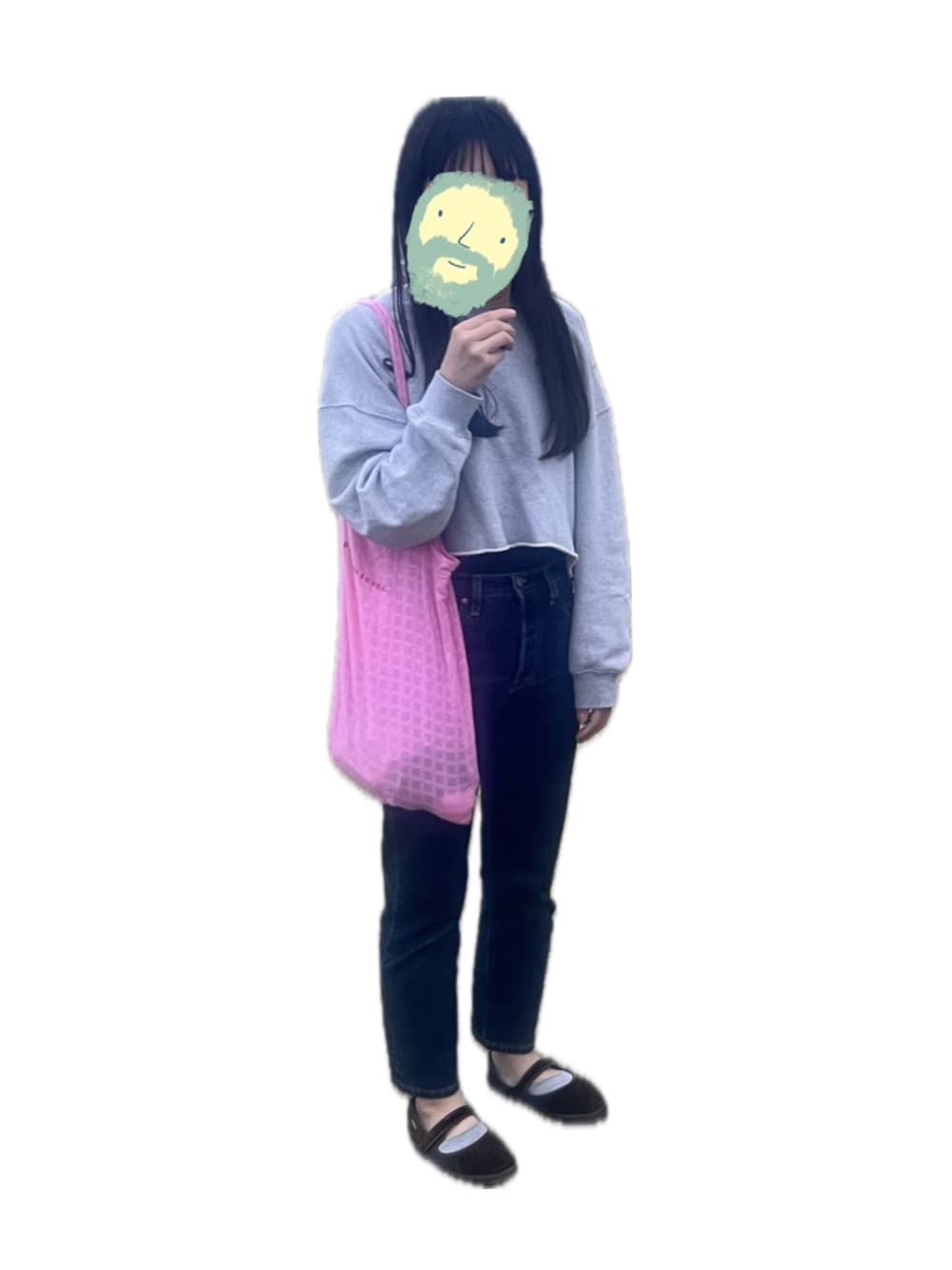 グレー系のトップス、ブルー系のデニムパンツ、ピンク系のバッグを着用したレディースの秋コーディネートの1枚目の写真