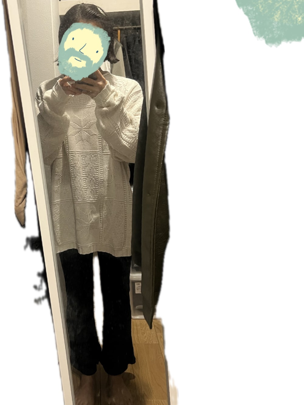 ホワイト系のニット/セーター、ホワイト系のニット/セーター、ブラック系のその他パンツを着用したレディースの秋コーディネートの1枚目の写真