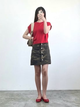 「GU（ジーユー）のアイテム（Tシャツ/カットソー、レッド系）」を使った、しちみ🌶さん（レディース・168cm）の春コーディネート