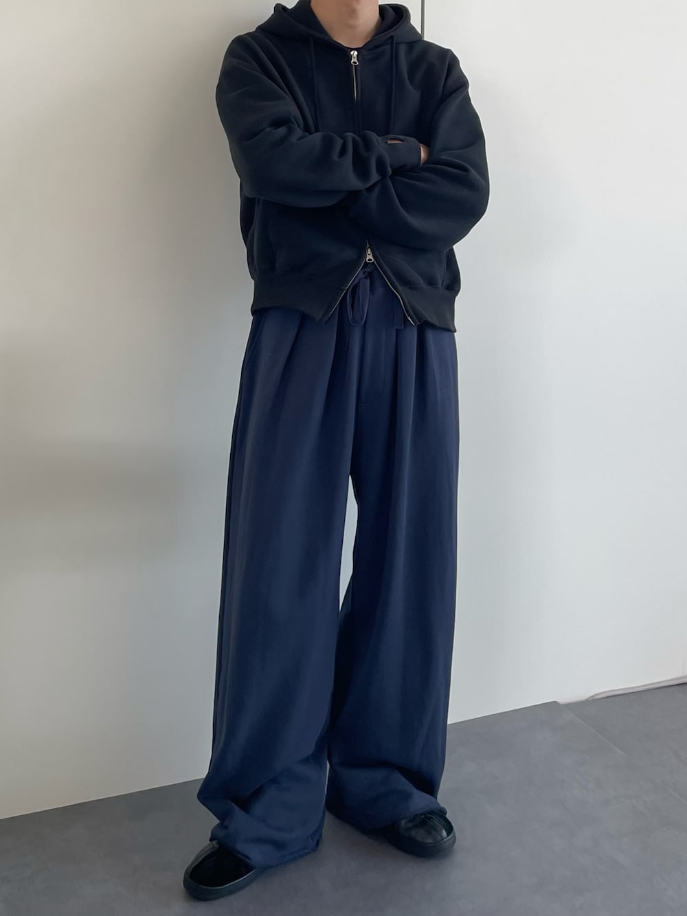 グレー系のスウェットパンツを着用したメンズの秋コーディネートの1枚目の写真