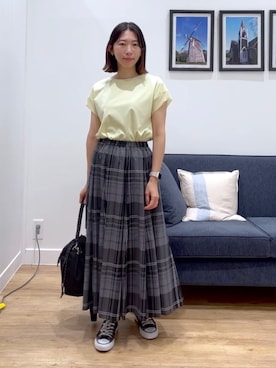 「Dessin（デッサン）の【UVカット/接触冷感】美光沢カットソー（Tシャツ/カットソー、イエロー系）」を使った、吉村佳菜子さんの春コーディネート