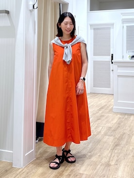 「Dessin（デッサン）の【撥水】Aラインナイロンワンピース（ワンピース、レッド系）」を使った、吉村佳菜子さんの夏コーディネート