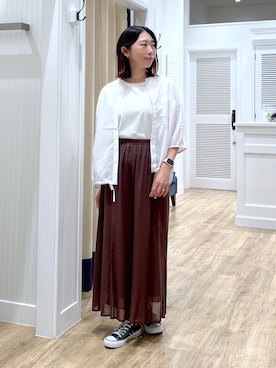 「Dessin（デッサン）の【UVカット/接触冷感】美光沢カットソー（Tシャツ/カットソー、ホワイト系）」を使った、吉村佳菜子さんの夏コーディネート