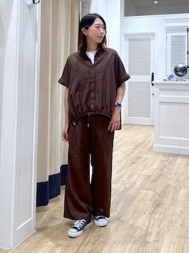 「Dessin（デッサン）の【高通気/セットアップ可】ドロストフレンチスリーブシャツ（シャツ/ブラウス、ブラウン系）」を使った、吉村佳菜子さんの夏コーディネート