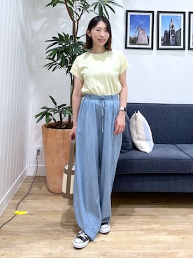 「Dessin（デッサン）の【UVカット/接触冷感】美光沢カットソー（Tシャツ/カットソー、イエロー系）」を使った、吉村佳菜子さんの春コーディネート