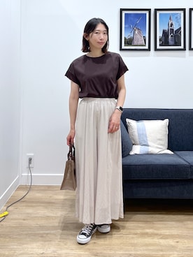 「Dessin（デッサン）の【UVカット/接触冷感】美光沢カットソー（Tシャツ/カットソー、ブラウン系）」を使った、吉村佳菜子さんの春コーディネート