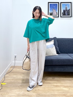 「Dessin（デッサン）の【新色追加/体型カバー】美光沢カットソーボクシーシルエット（Tシャツ/カットソー、グリーン系）」を使った、吉村佳菜子さんの夏コーディネート