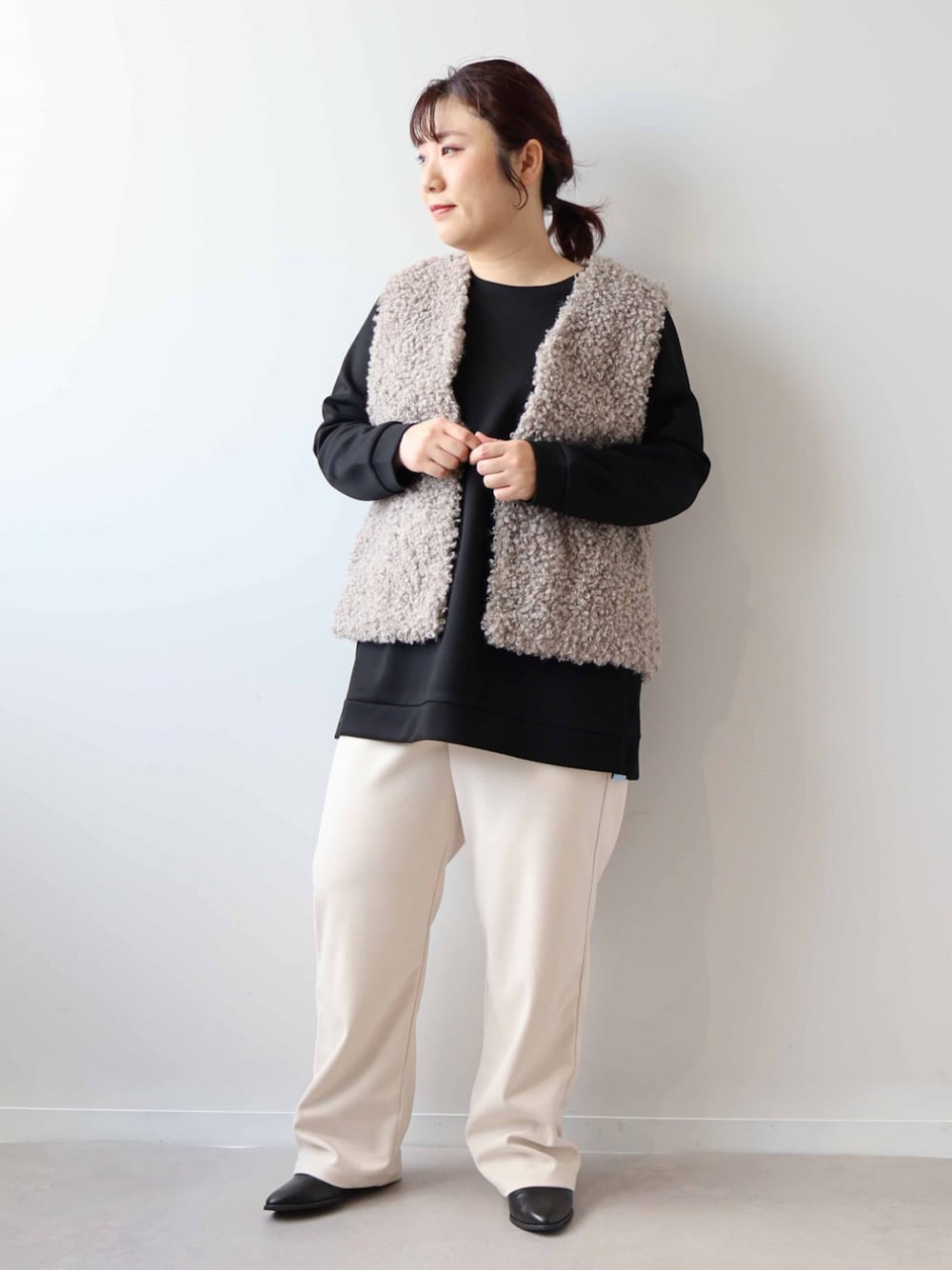 グレー系のその他アウター、ブラック系のチュニック、ベージュ系のその他パンツを着用したレディースの冬コーディネートの1枚目の写真