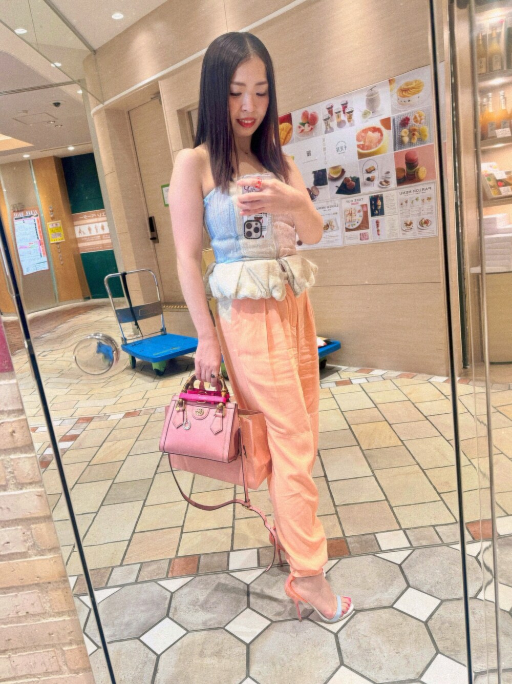 ピンク系のハンドバッグ、ピンク系のパンツ、その他のパンプスを着用したレディースの秋コーディネートの1枚目の写真