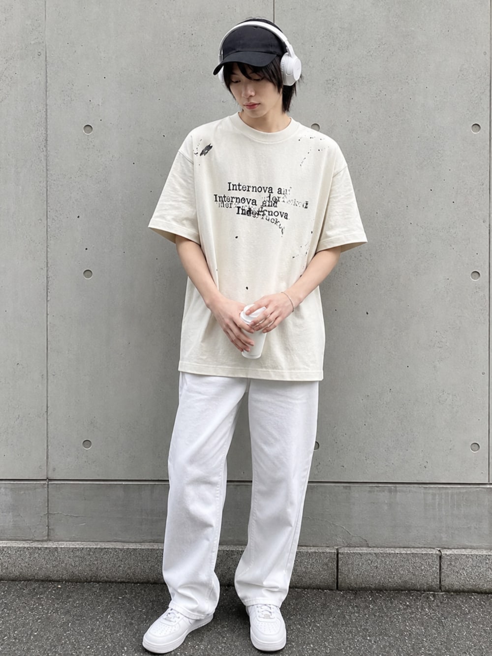ホワイト系のTシャツ/カットソー、ホワイト系のTシャツ/カットソーを着用したメンズの夏コーディネートの1枚目の写真