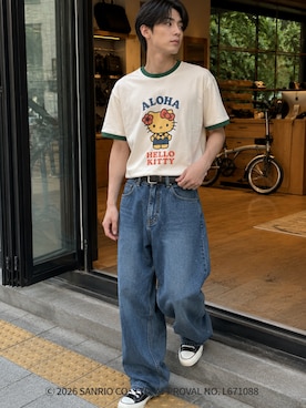 「aimoha（アイモハ）のHOOK -original-　サンリオキャラクターズ コラボ バイカラープリントリンガーTシャツ（Tシャツ/カットソー、ベージュ系）」を使った、HOOK officialさん（メンズ・170cm）の夏コーディネート