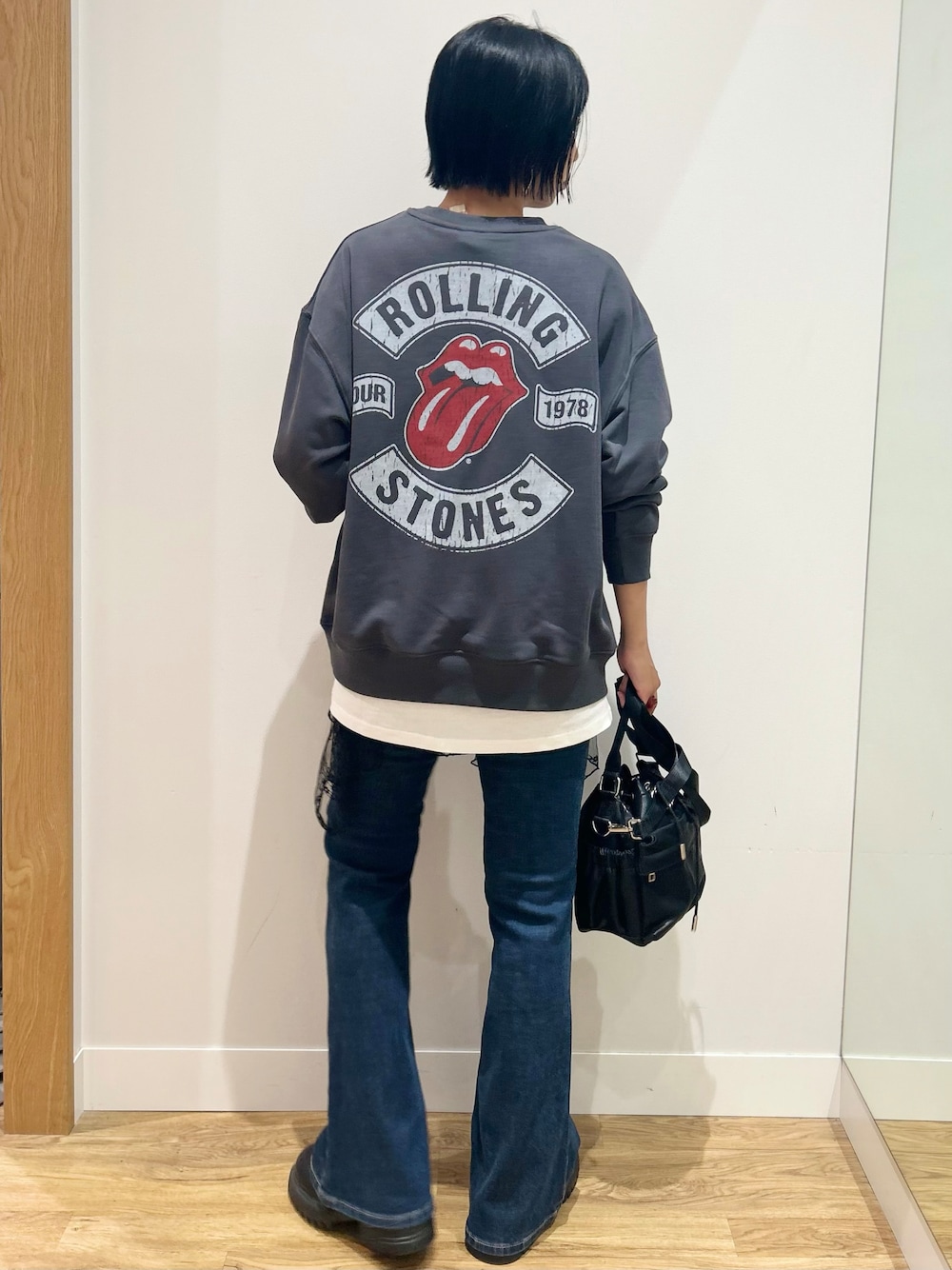 グレー系のスウェット、ホワイト系のTシャツ/カットソー、ブルー系のその他パンツを着用したレディースの秋コーディネートの1枚目の写真