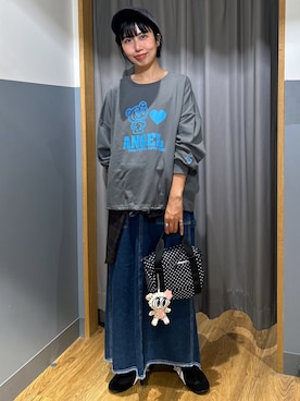 「Right-on（ライトオン）の【エンジェルブルー】プリントミニ裏毛プルオーバー（ニット/セーター、グレー系）」を使った、阿部みかさんの秋コーディネート
