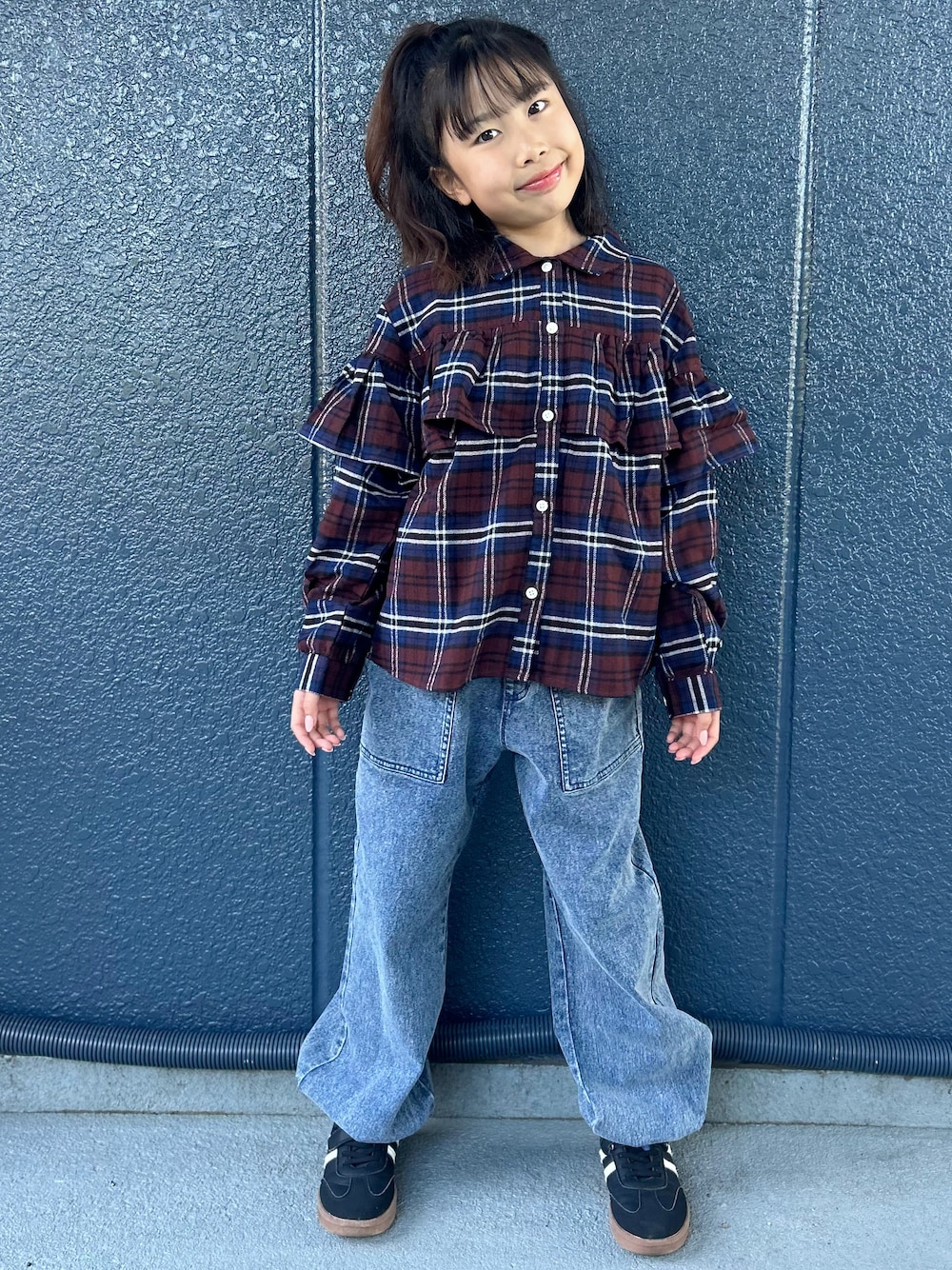 ブラウン系のシャツ/ブラウス、ブルー系のその他パンツ、ホワイト系のTシャツ/カットソーを着用したキッズの秋コーディネートの1枚目の写真