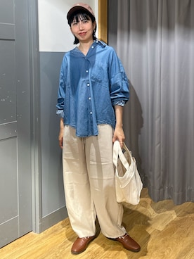 「Right-on（ライトオン）のシアーデニムビッグシャツ（シャツ/ブラウス、ブルー系）」を使った、阿部みかさんの春コーディネート