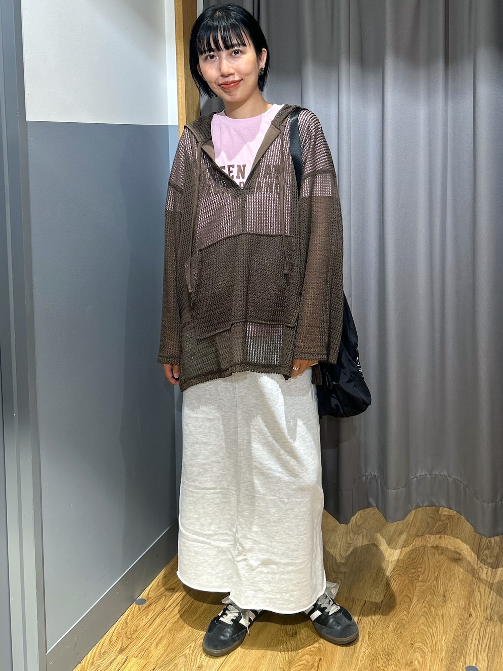 ピンク系のTシャツ/カットソー、ブラウン系のTシャツ/カットソー、グレー系のスカートを着用したレディースの秋コーディネートの1枚目の写真