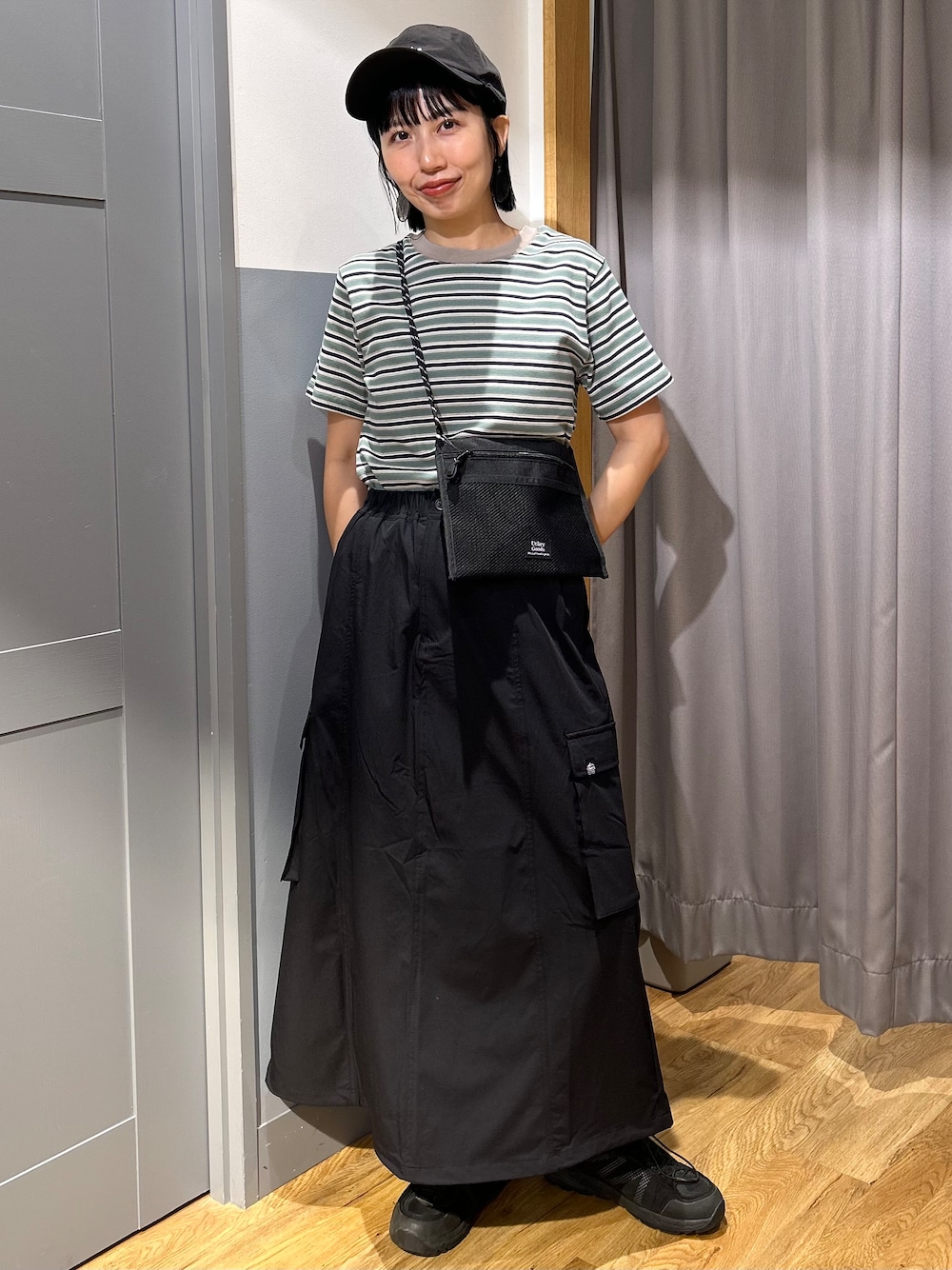 ブラック系のTシャツ/カットソー、ブラック系のスカート、ブラック系のボディバッグ/ウエストポーチを着用したレディースの夏コーディネートの1枚目の写真